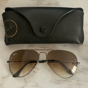 RAY BAN BLACK GRADIENT AVIATOR LENSE